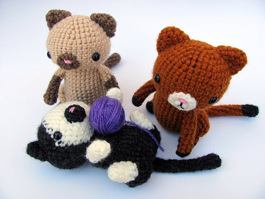 amigurumi crochet cat pattern three little kittens  sitting together