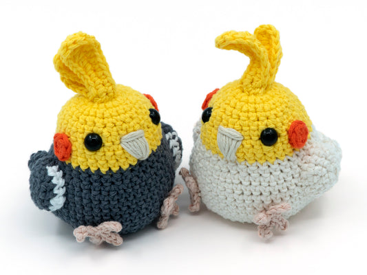 amigurumi crochet cockatiel pattern grey and lutino siting together