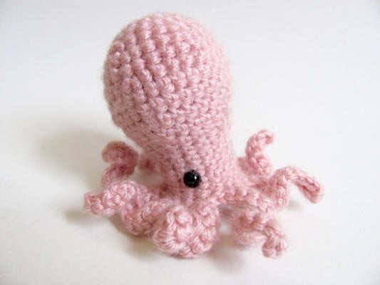 amigurumi crochet octopus  pattern side view with tentacles