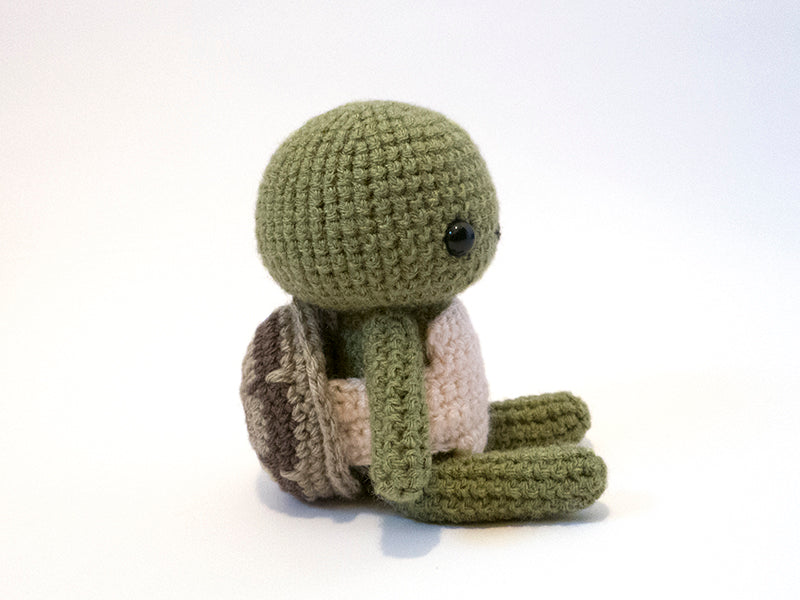 amigurumi crochet turtle pattern side view