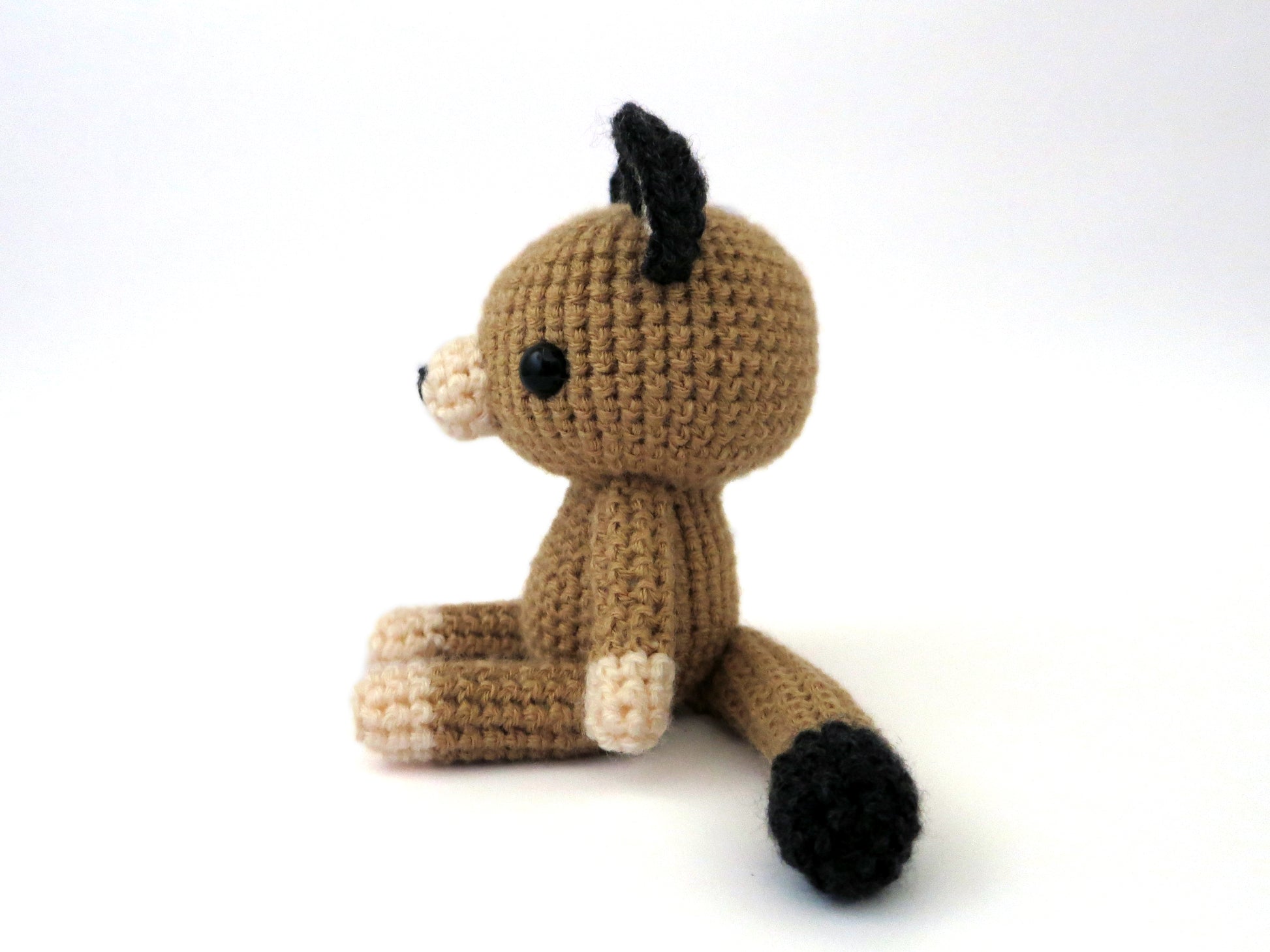amigurumi crochet puma pattern side view