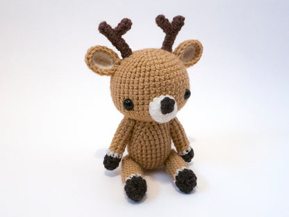 amigurumi crochet deer pattern with antler in front view